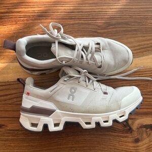 ON CLOUD TECH GREAT CONDITION SIZE 9.5